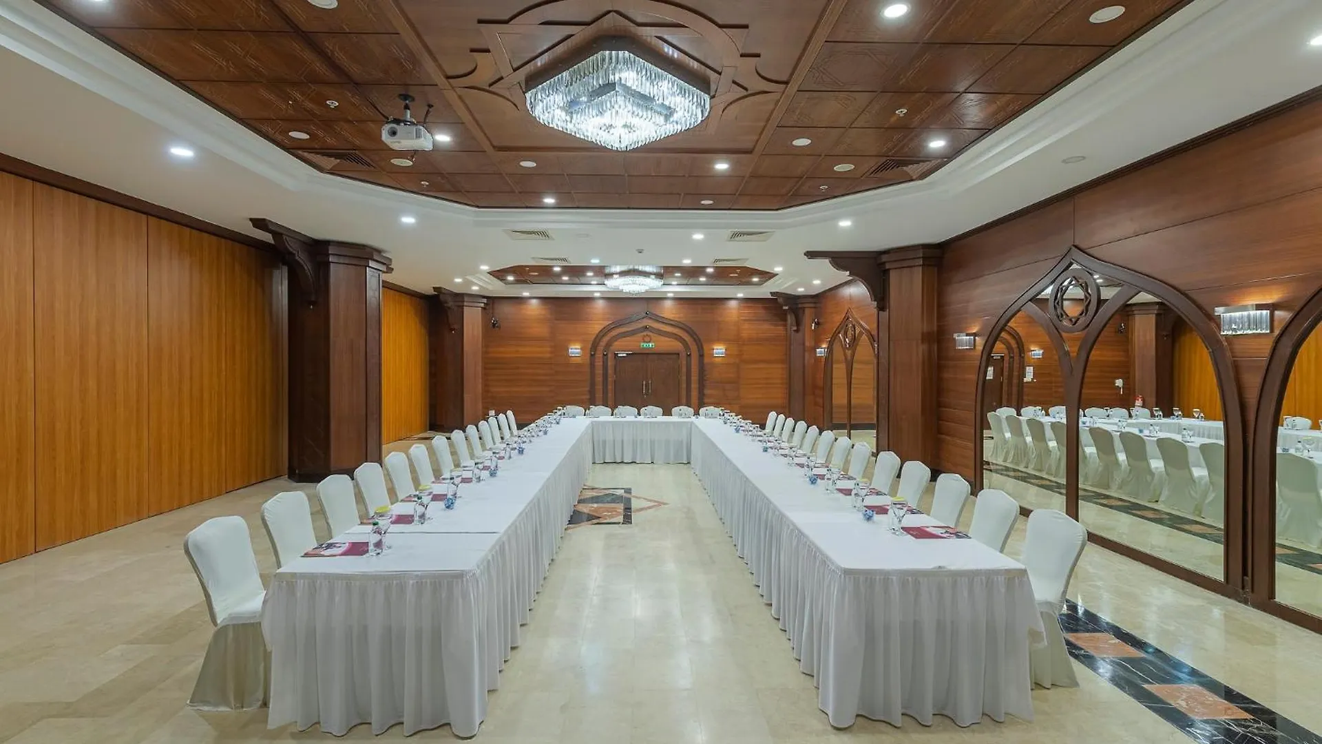 Hotel Crowne Plaza Antalya By Ihg 5*,  Turecko